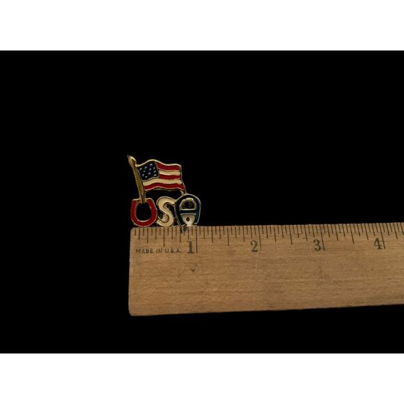 USA / American Flag Gold Tone Lapel Hat Bag Pin - Picture 2 of 4